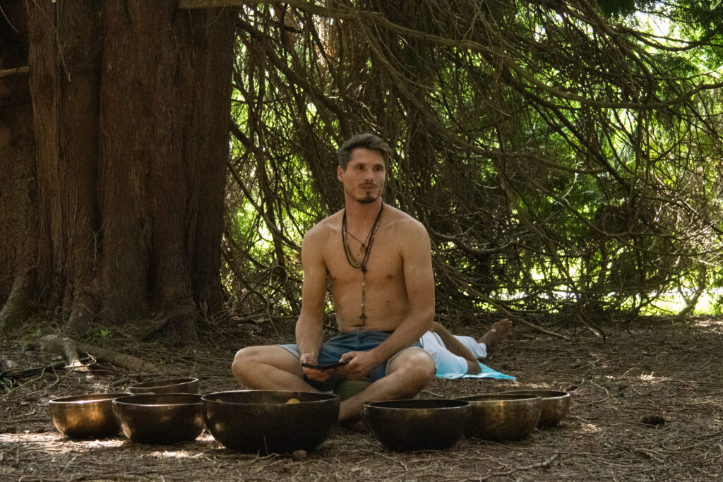 Izidor Benčina — zvočni terapevt s prakso v Nepalu in tibetanski tradiciji