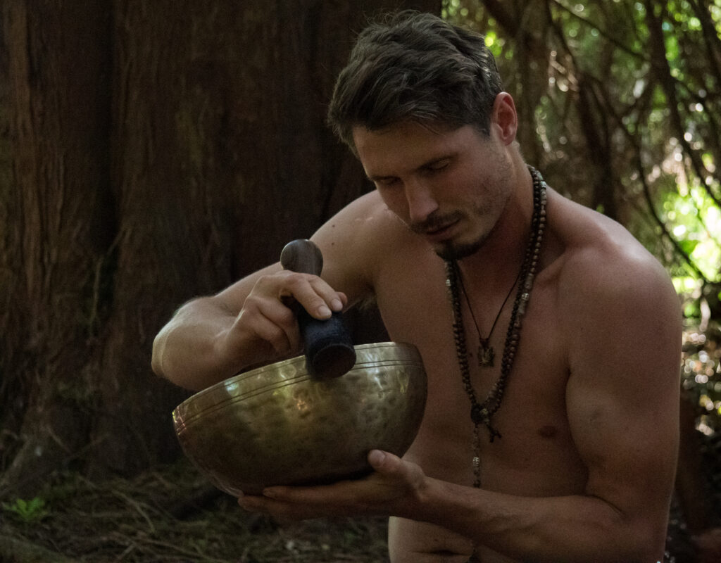 Izidor Benčina igra na tibetanske posode v naravi — Volčji potok