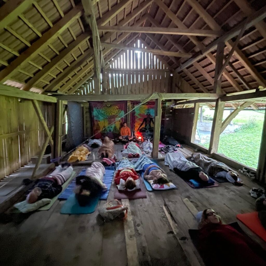 Skupinska zvočna kopel — udeleženci na zvočnem večeru VBOS Spiritus