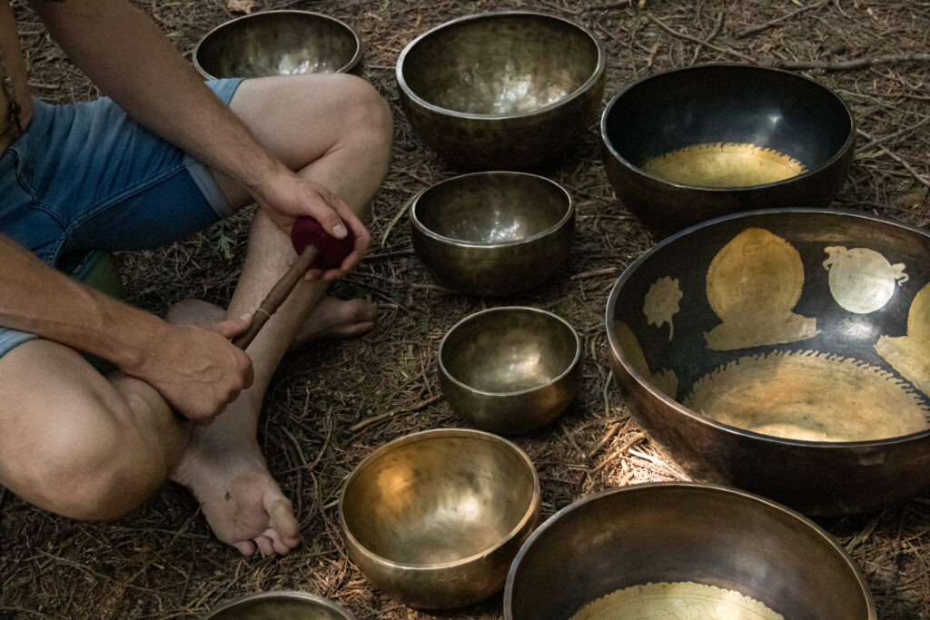 Zvočna kopel v Volčjem Potoku — terapija pod sekvojami v naravi