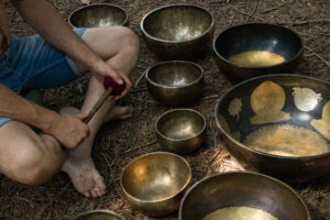 Zvočna kopel v Volčjem Potoku — terapija pod sekvojami v naravi