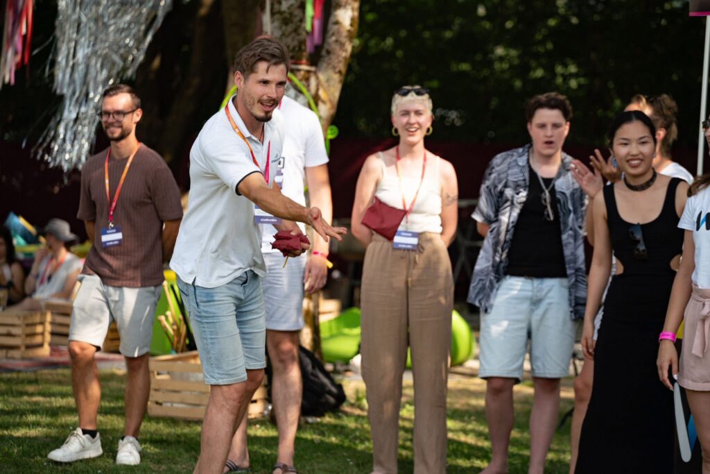 Sound Garden Festival — Izidor Benčina izvaja zvočno terapijo na festivalu v Velenju