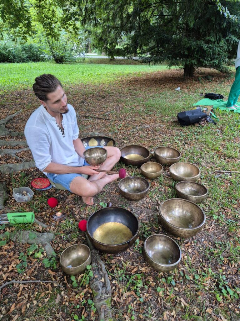 Tibetanska pojoča posoda na gozdnem deblu — začetek poti z zvokom