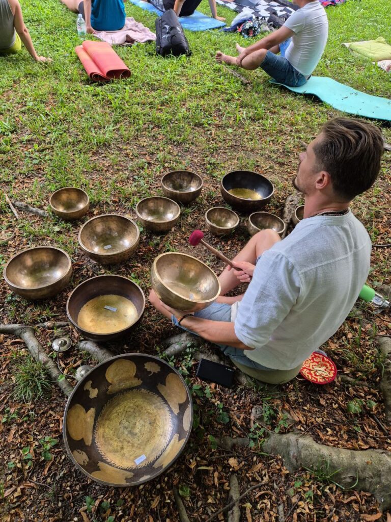 Dobrodelni večer tibetanskega zdravljenja — zvočna kopel v parku Tivoli Ljubljana