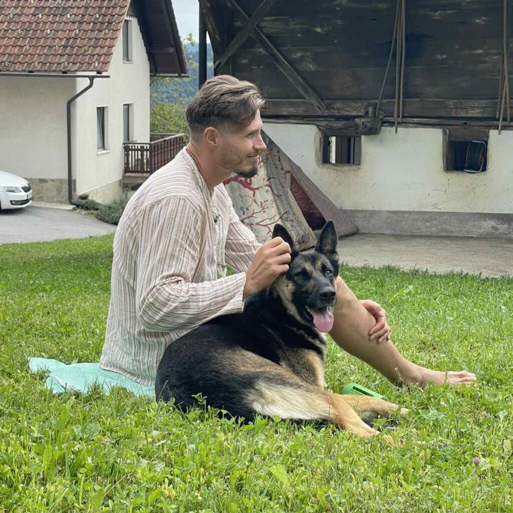 Izidor Benčina izvaja zvočno terapijo za pse s tibetanskimi posodami