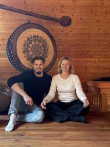 Sodelovanje z Andrejo Javor — zvočna kopel in celostni pristop