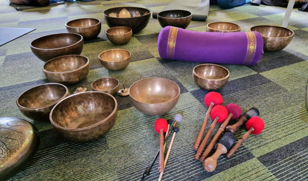 Srčna tržnica — prvi javni nastop Izidorja Benčine z zvočno kopeljo