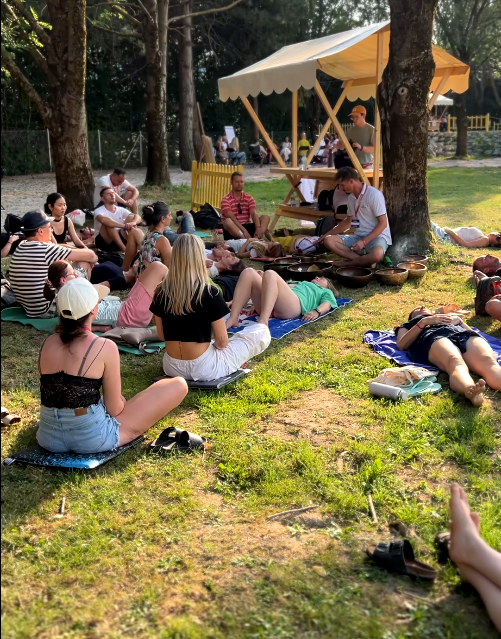 Sound Garden Festival Velenje — zvočna terapija s tibetanskimi posodami na odru
