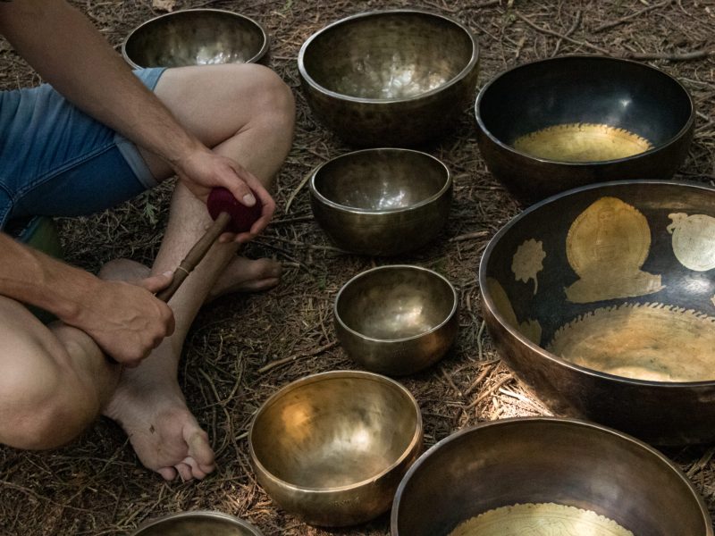 Zvočna kopel v Volčjem Potoku — terapija pod sekvojami v naravi