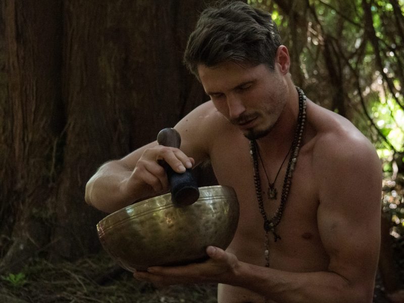 Izidor Benčina s pojočimi posodami