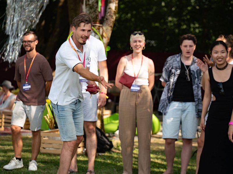 Sound Garden Festival — Izidor Benčina izvaja zvočno terapijo na festivalu v Velenju