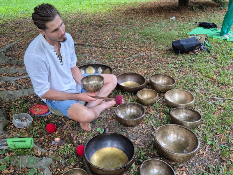 Tibetanska pojoča posoda na gozdnem deblu — začetek poti z zvokom