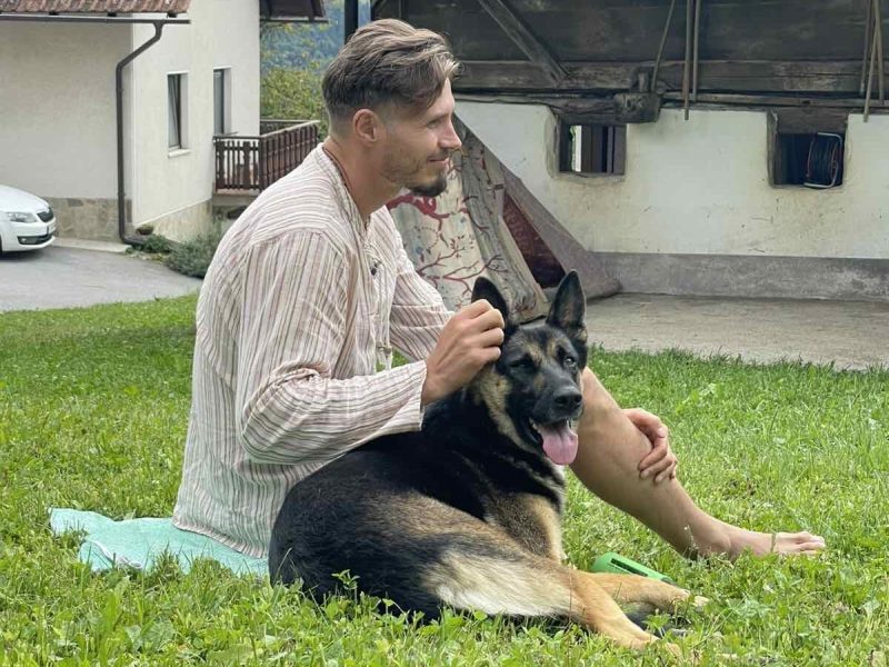 Izidor Benčina izvaja zvočno terapijo za pse s tibetanskimi posodami